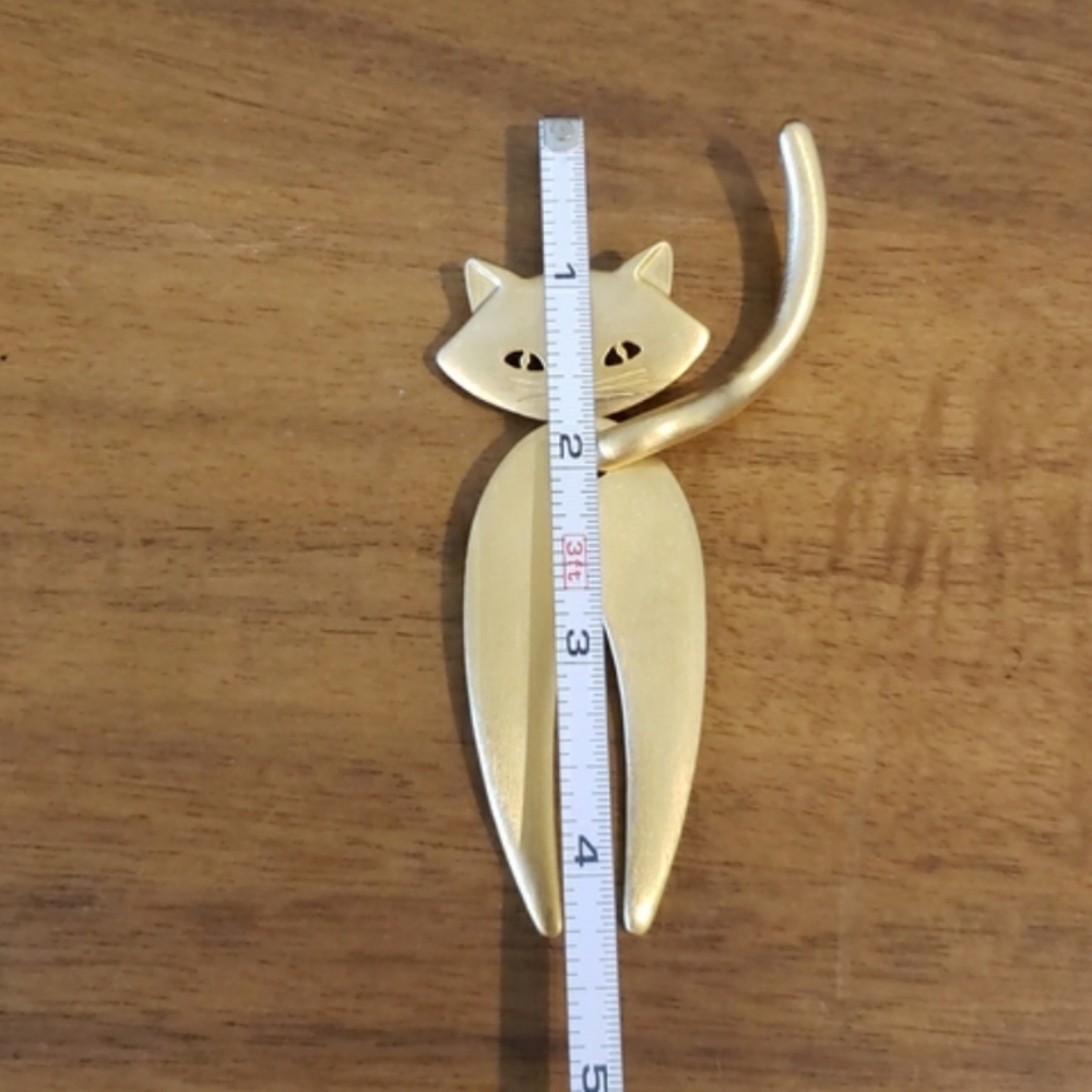 J.J. (Jonette Jewelry) circa 1970s, this cat Is satin-finish, brushed gold-tone. - Picture 7 of 8